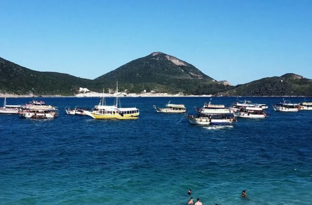 Arraial do Cabo: Guided Boat Tour + Roundtrip Transfer + Lunch